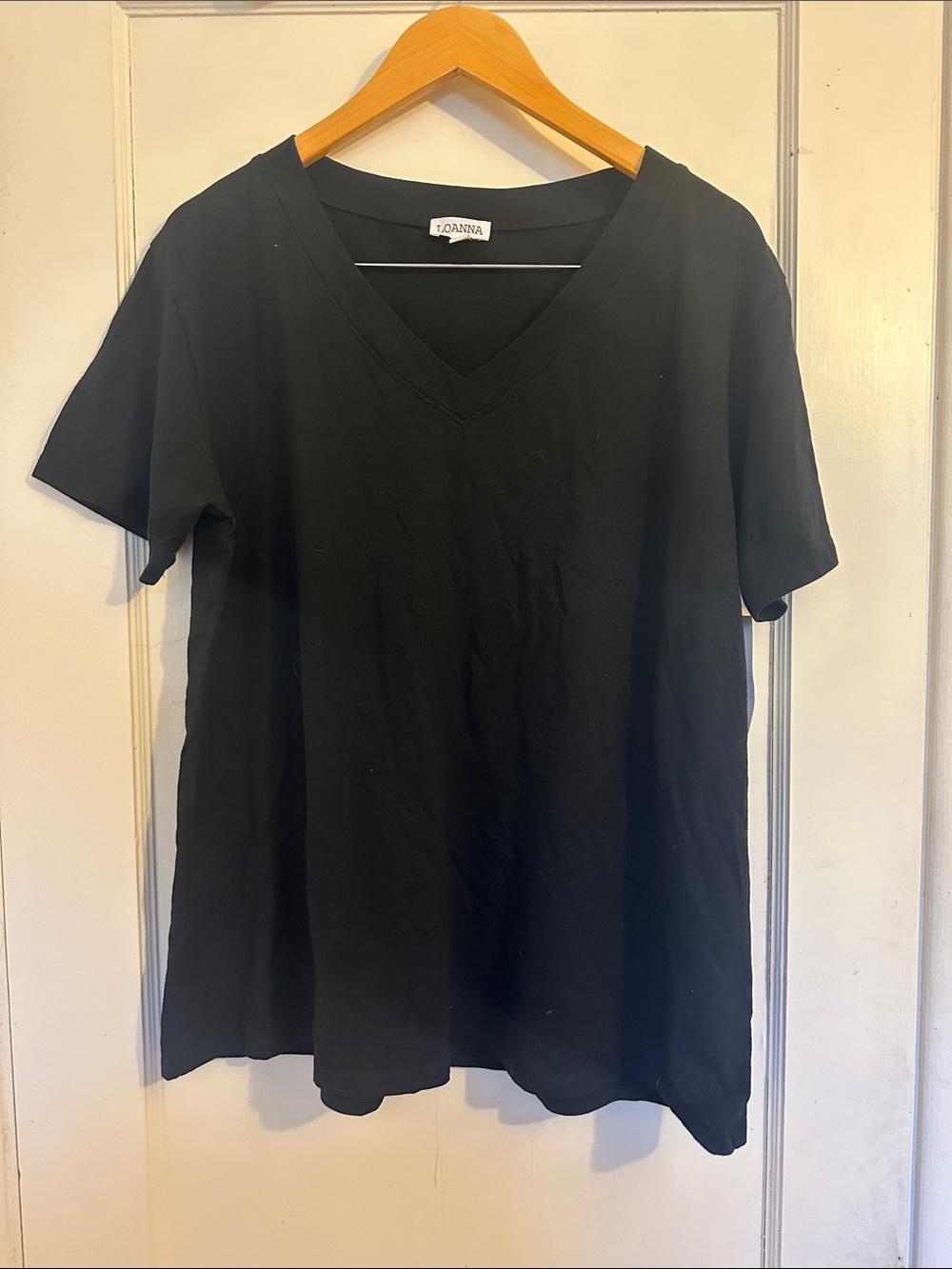 Loanna Black V-Neck Tee